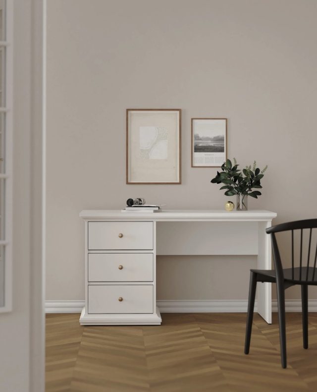 ❗️Kampagne med 15% på Vesterholm❗️⁠
⁠
Nora skrivebordet kombinerer moderne design med funktionel opbevaring 🤍⁠🩶⁠
Et stilrent og rummeligt skrivebord med tre skuffer og en rolig nordisk æstetik. Perfekt til hjemmekontoret.⁠
⁠
Fås i 2 farver: mat grå og hvid, så du kan vælge det udtryk der passer til dit rum.⁠
⁠
Kampagnen gælder til 30/3 ✨⁠
⁠
Find Nora skrivebordet på likehome.dk ✨⁠
⁠
⁠
#hjemmekontoret #likehomedk #scandihome #scandiliving #nordichomes #interiorlovers #interiør #interiørmagasinet #boliginspiration