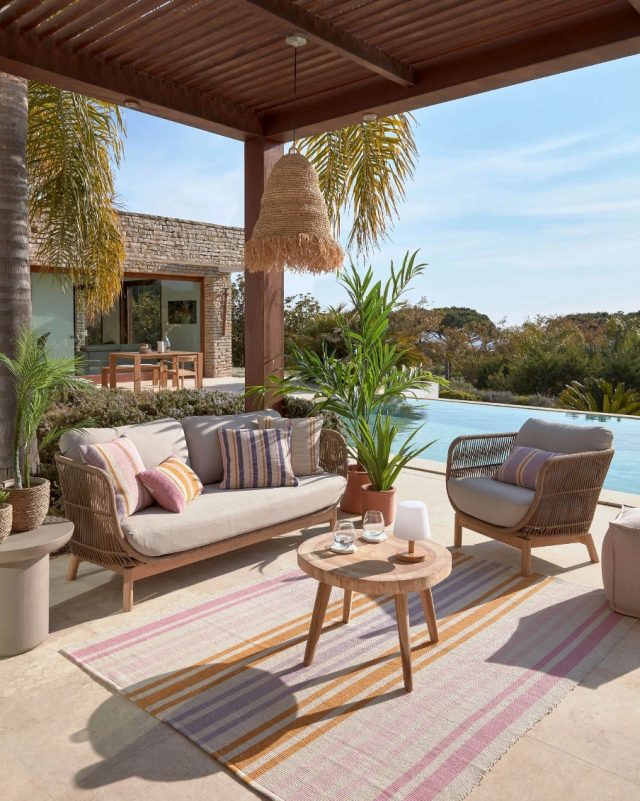 🏖️Lille sofa til sommer🏖️⁠
⁠
Leder du efter en stilfuld sofa til terrassen eller altanen? ☀️🌿⁠
Catalina sofaen fra Kave Home er en elegant 3 personers sofa i akacietræ, reb og bløde beige puder. Perfekt til mindre terrasser eller hyggelige loungeområder.⁠
⁠
Gør dig klar til de varme dage og lange sommeraftener.⁠
⁠
Find den på likehome.dk ✨⁠
⁠
❗️ Bliv en del af kundeklubben og få:⁠
10 % rabat på alle varer, loyalitetspoints og 3 års reklamationsret ✨⁠
⁠
⁠
#sommer #sommerstemning #udendørsmøbler #havemøbler⁠
#terrasse #udendørsindretning⁠
#boliginspiration #likehome