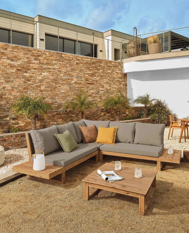 💛Forår i luften og sommeren på vej💛⁠
⁠
Leder du efter en udendørs sofa til sommer? ☀️🌿⁠
Flaviina hjørnesofaen fra Kave Home skaber det perfekte loungeområde til afslapning og hyggelige sommeraftener.⁠
⁠
Hynder, puder og sofabord medfølger, så du er klar til at nyde det gode vejr.⁠
⁠
Find den på likehome.dk ✨⁠
⁠
❗️ Bliv en del af kundeklubben og få:⁠
10 % rabat på alle varer, loyalitetspoints og 3 års reklamationsret ✨⁠
⁠
⁠
#sommer #sommerstemning #udendørsmøbler #havemøbler⁠
#terrasse #udendørsindretning⁠
#boliginspiration #likehome