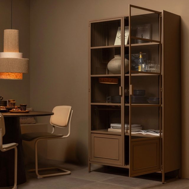 ❗️Forårskampagne med 15% på WOOOD❗️⁠
⁠
Der er 15% på et stort udvalg af varer fra WOOOD 🤎🪖⁠
Ronja vitrineskabet i militærbrun giver et varmt og stilfuldt udtryk med et elegant, moderne design.⁠
⁠
Perfekt til at fremvise dine yndlingsting med et roligt og eksklusivt look ✨⁠
⁠
Kampagnen gælder til og med den 19/4 🤎⁠
⁠
Find det og mere på likehome.dk ✨⁠
⁠
⁠
#spisestueinspiration #spisestueindretning #borddækning #spisebord #nordicdining #skandinaviskdesign #boliginspiration #spisestuestil #hyggevedbordet #interiør⁠