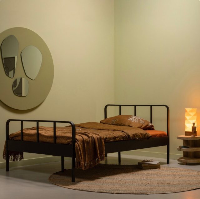 ❗️Forårskampagne med 15% på WOOOD❗️⁠
⁠
Der er 15% på et stort udvalg af varer fra WOOOD ♟️🔩⁠
Mees sengerammen i sort stål har et enkelt og råt design, perfekt til et moderne soveværelse.⁠🖤⁠
⁠
Stilren, holdbar og ideel til et minimalistisk look ✨⁠
⁠
Kampagnen gælder til og med den 19/4 🖤⁠
⁠
Find det og mere på likehome.dk ✨⁠
⁠
⁠
#soveværelsesinspiration #soveværelsesdesign #bedroomgoals #nordicbedroom #boliginspiration #skandinaviskdesign #bedroomstyle #hjemmehygge #soveværelsesdetaljer #sengetid ⁠