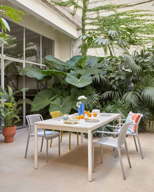 🩶⁠En stol der blender smukt ind🩶⁠
⁠
Leder du efter en stol der passer roligt ind i din indretning? ⚓️⁠
Isabellini spisebordsstolen fra Kave Home i grå giver et stilrent og elegant udtryk til terrassen eller altanen.⁠
⁠
Perfekt til forår og sommer 🌞⁠
⁠
Find den på likehome.dk ✨⁠
⁠
❗️ Bliv en del af kundeklubben og få:⁠
10 % rabat på alle varer, loyalitetspoints og 3 års reklamationsret ✨⁠
⁠
⁠
#sommer #sommerstemning #udendørsmøbler #havemøbler⁠
#terrasse #udendørsindretning⁠
#boliginspiration #likehome