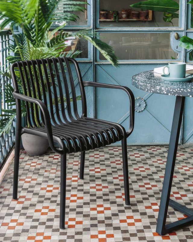 🖤En stol der blender smukt ind🖤⁠
⁠
Leder du efter en stol der passer roligt ind i din indretning?🐦‍⬛⁠
Isabellini spisebordsstolen fra Kave Home i sort giver et stilrent og moderne udtryk til terrassen eller altanen.⁠
⁠
Perfekt til forår og sommer🌞⁠
⁠
Find den på likehome.dk ✨⁠
⁠
❗️ Bliv en del af kundeklubben og få:⁠
10 % rabat på alle varer, loyalitetspoints og 3 års reklamationsret ✨⁠
⁠
⁠
#sommer #sommerstemning #udendørsmøbler #havemøbler⁠
#terrasse #udendørsindretning⁠
#boliginspiration #likehome
