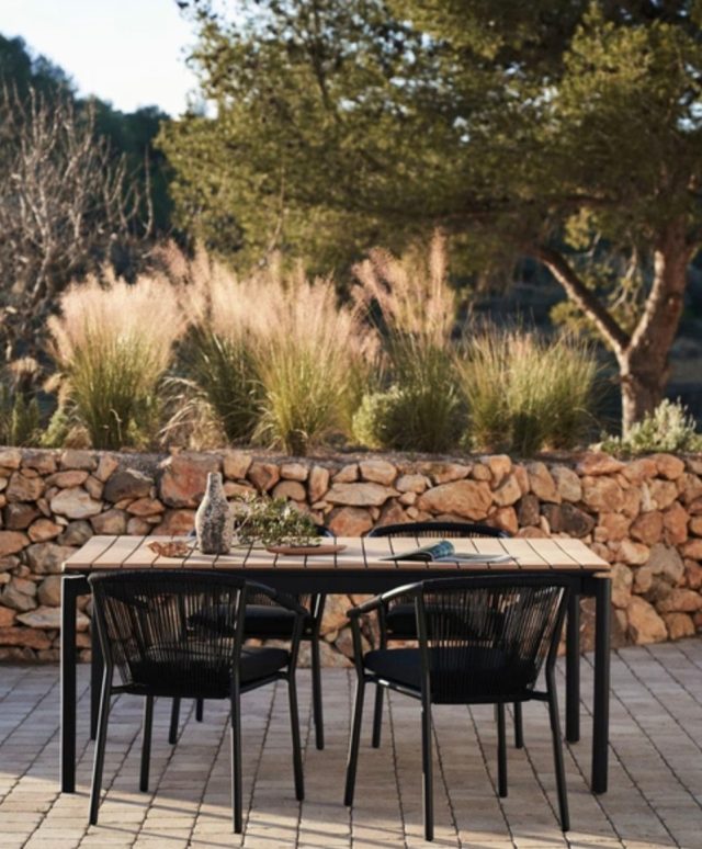 ☀️ Klar til sommerens gæster ☀️⁠
⁠
Canyelles bordet fra Kave Home er perfekt til dig, der gerne vil have ekstra plads, når familie og venner kommer på besøg.⁠
Det udtrækkelige design og de enkle linjer giver et stilrent og praktisk udtryk til terrassen eller haven 🌿🍽️⁠
⁠
Kan bruges både inde og ude, så du er klar til hele sommeren ✨⁠
⁠
Find det på likehome.dk ✨⁠
⁠
⁠
#sommer #sommerstemning #udendørsmøbler #havemøbler⁠
#terrasse #udendørsindretning⁠
#boliginspiration #likehome