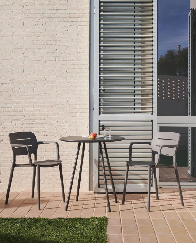 🌤️ Skabt til lange sommeraftener 🌤️⁠
⁠
Montjoi bordet fra Kave Home er perfekt til hyggelige middage og gode stunder på terrassen.⁠
Det enkle ståldesign giver et moderne udtryk, samtidig med at bordet er skabt til at kunne holde til sommerens vejr ☀️🍴⁠
⁠
Perfekt til dig, der ønsker et stilrent og holdbart uderum ✨⁠
⁠
Find det på likehome.dk ✨⁠
⁠
⁠
#sommer #sommerstemning #udendørsmøbler #havemøbler⁠
#terrasse #udendørsindretning⁠
#boliginspiration #likehome