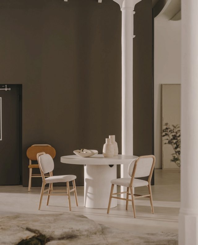 ✨ Skab et roligt og stilrent udtryk med Aiguablava bordet fra Kave Home ✨⁠
⁠
Det minimalistiske design og den rå cementoverflade giver bordet et eksklusivt og moderne look, som passer perfekt både inde og ude. Brug det på terrassen, altanen eller som et unikt element i stuen.⁠
⁠
Hvert bord har sit eget særlige udtryk med naturlige variationer i farve og struktur, hvilket gør hvert enkelt helt unikt. Samtidig er cementen robust og modstandsdygtig over for vind og vejr, så du kan nyde bordet året rundt.⁠
⁠
Fås i flere størrelser, så du kan finde det, der passer bedst til dit hjem 🤍⁠
⁠
Find det på likehome.dk ✨⁠
⁠
⁠
#sommer #sommerstemning #udendørsmøbler #havemøbler⁠
#terrasse #udendørsindretning⁠
#boliginspiration #likehome