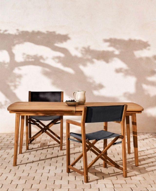 🌞 Lille bord, masser af muligheder 🌞⁠
⁠
Thianna bordet fra Kave Home er perfekt til den mindre terrasse, altan eller hyggekrog i haven. Det varme akacietræ giver et naturligt og hyggeligt udtryk, der passer perfekt til sommeren 🌿⁠
⁠
Når du får gæster, kan bordet nemt trækkes ud, og når det ikke er i brug, kan det foldes sammen og fylde minimalt.⁠
⁠
Perfekt til morgenkaffe i solen og lange sommeraftener under åben himmel ☕🍃⁠
⁠
Find det på likehome.dk ✨⁠
⁠
⁠
#sommer #sommerstemning #udendørsmøbler #havemøbler⁠
#terrasse #udendørsindretning⁠
#boliginspiration #likehome