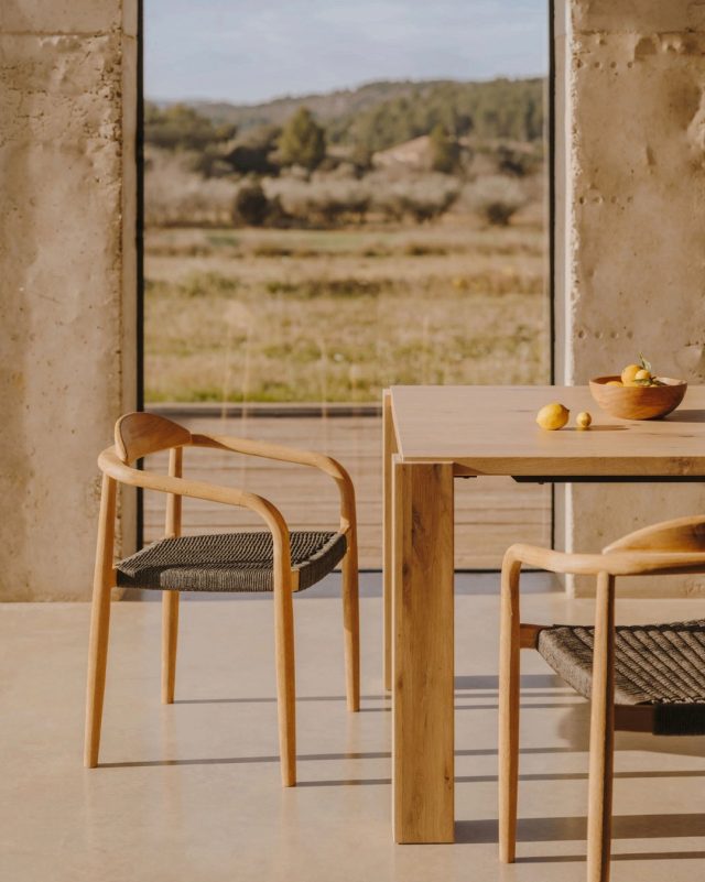 🌿 Naturlig charme til terrassen 🌿⁠
⁠
Nina spisebordsstolen fra Kave Home kombinerer smukt akacietræ med håndvævet reb for et varmt og tidløst look.⁠
⁠
Perfekt til dig, der ønsker en hyggelig og naturlig stemning på terrassen eller altanen ☀️🪵⁠
⁠
Kan stables og er ideel til lange sommeraftener omkring bordet 🍽️✨⁠
⁠
Find den på likehome.dk ✨⁠
⁠
⁠
#sommer #sommerstemning #udendørsmøbler #havemøbler⁠
#terrasse #udendørsindretning⁠
#boliginspiration #likehome