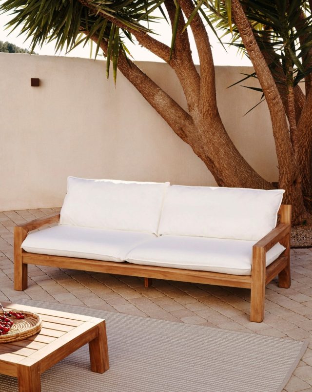 🤍 Sommerens hyggeligste samlingspunkt 🤍⁠
⁠
Forcanera 3 personers sofaen fra Kave Home kombinerer smukt teaktræ med bløde, lyse hynder for et elegant og naturligt udtryk 🌿⁠
⁠
Perfekt til terrassen eller den overdækkede lounge, hvor du kan nyde de varme sommerdage og lange aftener ☀️🍃⁠
⁠
Find den på likehome.dk ✨⁠
⁠
⁠
#sommer #sommerstemning #udendørsmøbler #havemøbler⁠
#terrasse #udendørsindretning⁠
#boliginspiration #likehome