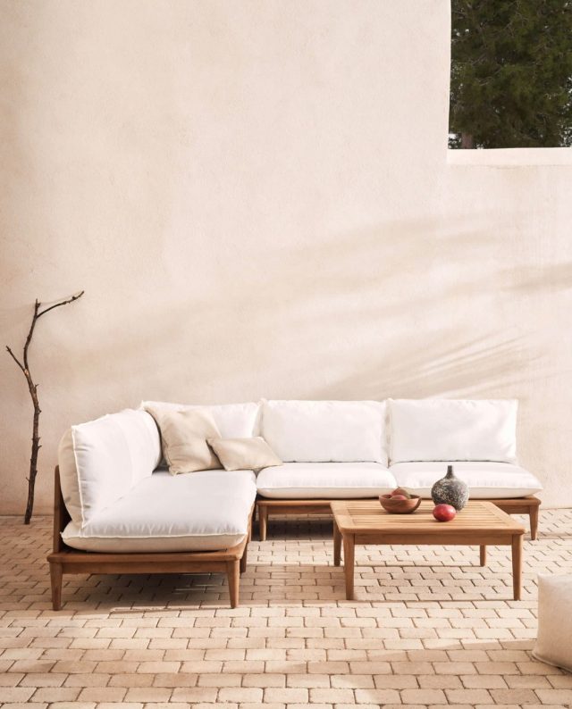 🌿 Skab dit drømmeområde udenfor 🌿⁠
⁠
Portitxol sofasættet fra Kave Home giver dig mulighed for at skabe et hyggeligt og personligt uderum ☀️⁠
Det smukke teaktræ og det modulære design gør det perfekt til både store terrasser og overdækkede uderum.⁠
⁠
Perfekt til lange sommeraftener, gæster og afslapning i solen 🍹🌾⁠
⁠
Find det på likehome.dk ✨⁠
⁠
⁠
#sommer #sommerstemning #udendørsmøbler #havemøbler⁠
#terrasse #udendørsindretning⁠
#boliginspiration #likehome