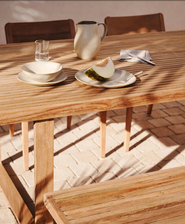 Skab en hyggelig og naturlig stemning med Canadell fra Kave Home 🌿🤎☀️⁠
⁠
Canadell bordet er lavet af massivt genanvendt teaktræ og passer perfekt til både terrassen, haven og orangeriet 🌾🏡✨ Det varme træ giver et roligt og indbydende udtryk, som gør ethvert uderum ekstra hyggeligt.⁠
⁠
Da bordet er lavet af naturligt teaktræ, har hvert enkelt bord sine egne unikke nuancer og strukturer 🌳🤍 Det betyder, at du får et møbel med masser af personlighed og et helt særligt udtryk.⁠
⁠
Teaktræet er kendt for at kunne modstå fugt, vind og skiftende vejrforhold 🌦️💪 Derfor er Canadell skabt til udendørs brug, men passer også smukt indendørs, hvis du ønsker at bringe naturen med indenfor 🌿🕯️⁠
⁠
Et smukt og mere bæredygtigt valg, der er lavet af genanvendt træ fra ansvarligt skovbrug ♻️🌍🤎⁠
⁠
Find det på likehome.dk ✨⁠
⁠
⁠
#sommer #sommerstemning #udendørsmøbler #havemøbler⁠
#terrasse #udendørsindretning⁠
#boliginspiration #likehome