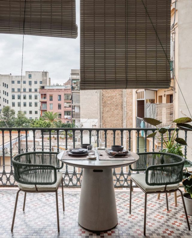 Rå, moderne og skabt til lange sommeraftener ✨🌿🪨⁠
⁠
Itai spisebordet fra Kave Home giver din terrasse eller have et stilrent og eksklusivt udtryk. Den smukke cementoverflade og den enkle form skaber et moderne look med et råt og naturligt touch 🤍🌾⁠
⁠
Bordet er lavet til udendørs brug og kan modstå både sol, regn og skiftende vejr ☀️🌦️💪 Det gør det perfekt til alt fra morgenkaffe i solen til hyggelige middage under åben himmel ☕🍽️🌙⁠
⁠
Med plads til fire personer er Itai ideelt til mindre terrasser, altaner eller hyggelige kroge i haven 🏡✨ Den stabile sokkelfod giver bordet et elegant udtryk og gør det samtidig solidt og holdbart.⁠
⁠
Et tidløst bord, der passer perfekt til både moderne og mere naturlige uderum 🌿🤎⁠
⁠
Find det på likehome.dk ✨⁠
⁠
⁠
#sommer #sommerstemning #udendørsmøbler #havemøbler⁠
#terrasse #udendørsindretning⁠
#boliginspiration #likehome