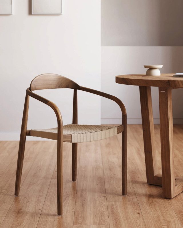 🌾 Et tidløst look til sommerens uderum 🌾⁠
⁠
Nina spisebordsstolen fra Kave Home i valnødde look og naturfarvet reb giver et varmt og elegant udtryk.⁠
⁠
Perfekt til terrassen, altanen eller den overdækkede spiseplads, hvor du ønsker både komfort og stil ☀️🪑⁠
⁠
Kan stables og er skabt til lange, hyggelige sommeraftener 🍷✨⁠
⁠
Find den på likehome.dk ✨⁠
⁠
⁠
#sommer #sommerstemning #udendørsmøbler #havemøbler⁠
#terrasse #udendørsindretning⁠
#boliginspiration #likehome
