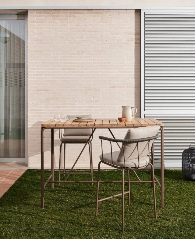 Skab et stilfuldt og hyggeligt uderum med Salguer fra Kave Home ☀️🤎✨⁠
⁠
Salguer skamlen kombinerer et elegant og moderne design med et strejf af vintage og industrielt look 🌿🪑🤍 De fine detaljer i ryglænet og den lette metalramme giver stolen et eksklusivt udtryk, som passer perfekt til den overdækkede terrasse, altanen eller orangeriet 🏡🌾⁠
⁠
Den bløde pude gør stolen ekstra behagelig, så du kan nyde lange sommeraftener, morgenkaffen eller hyggelige stunder med venner og familie ☕🌙🥂⁠
⁠
Skamlen er lavet af galvaniseret stål, som gør den robust og holdbar, samtidig med at den er let at flytte rundt på 💪🌦️✨ Puderne har aftageligt betræk, så de nemt kan tages ind på regnfulde dage.⁠
⁠
Fås i flere smukke farver, så du kan finde den variant, der passer perfekt til dit hjem og din stil 🤎💚🤍⁠
⁠
Find den på likehome.dk ✨⁠
⁠
⁠
#sommer #sommerstemning #udendørsmøbler #havemøbler⁠
#terrasse #udendørsindretning⁠
#boliginspiration #likehome