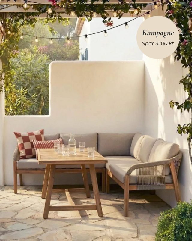 Naturlige materialer, rolige nuancer og sommerstemning i sin smukkeste form ☀️🤍⁠
⁠
Collection loungesofaen i akacietræ skaber et varmt og afslappet uderum, hvor komfort og design går hånd i hånd 🌿✨⁠
⁠
Det naturlige træ giver sofaen et levende og eksklusivt udtryk, som passer perfekt til lange sommeraftener og rolige stunder under åben himmel 🌙⁠
⁠
Lige nu kan du spare 3.100 kr. i vores aktuelle kampagne ☀️⁠
⁠
Find den på likehome.dk 🤍⁠
⁠
#sommer #terrasse #udendørsmøbler #loungestemning #boliginspiration #likehome