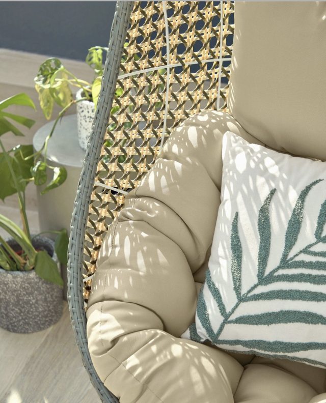 Skab dit eget hyggelige fristed med den grønne Cira hængestol fra Kave Home 🌿☀️✨⁠
⁠
Den håndflettede polyrattan og den rolige grønne farve giver stolen et smukt og naturligt udtryk, som passer perfekt både inde og på den overdækkede terrasse 🏡🤍🌾⁠
⁠
Cira er designet med en blød beige pude og et solidt stålstel, så du kan læne dig tilbage og nyde rolige stunder med en bog, en kop kaffe eller bare lidt afslapning ☕📖☁️⁠
⁠
Det elegante Viennese mønster giver stolen et eksklusivt og moderne look, der skaber hygge og ro i ethvert rum ✨🌙🤎⁠
⁠
Find den på likehome.dk 💚⁠
⁠
⁠
#sommer #sommerstemning #udendørsmøbler #havemøbler⁠
#terrasse #udendørsindretning⁠
#boliginspiration #likehome