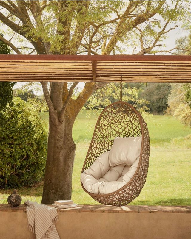 Skab din egen hyggelige oase med Florina hængestolen fra Kave Home 🌿☀️✨⁠
⁠
Florina kombinerer flettet polyrattan med bløde beige puder og giver et naturligt, moderne og let eksotisk udtryk 🤎🌾🏡⁠
⁠
Perfekt til rolige morgener med kaffe, afslapning i solen eller lange sommeraftener under tæppet ☕🌙☁️⁠
⁠
Hængestolen passer både indendørs og på den overdækkede terrasse, hvor den hurtigt bliver dit nye yndlingssted at slappe af 💫🤍⁠
⁠
Det smukke design skaber en rolig og indbydende stemning, som gør ethvert hjørne lidt mere hyggeligt 🌿✨🕯️⁠
⁠
Find den på likehome.dk 🤎