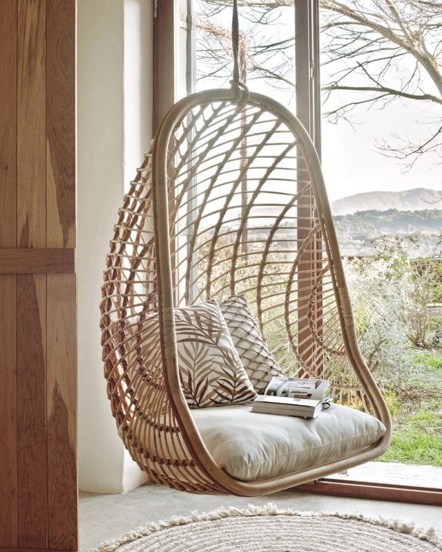 Giv dit uderum et moderne og hyggeligt look med Ekaterina hængestolen fra Kave Home 🌿☀️✨⁠
⁠
Det håndflettede rattan giver stolen et smukt og naturligt udtryk, som passer perfekt til terrassen, haven eller altanen 🤎🏡🌾⁠
⁠
Ekaterina er skabt til afslapning og hyggelige stunder med familien, hvad enten det er i solen eller på en lun sommeraften ☕🌙🤍⁠
⁠
Find den på likehome.dk ✨⁠
⁠
⁠
#sommer #sommerstemning #udendørsmøbler #havemøbler⁠
#terrasse #udendørsindretning⁠
#boliginspiration #likehome