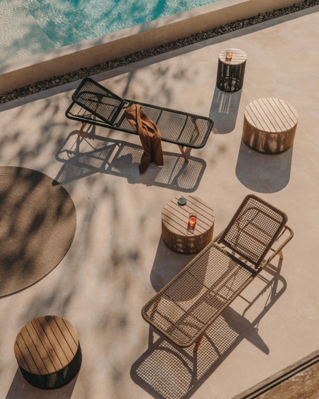 Nyd solen med Dandara loungestolen fra Kave Home ☀️🌿✨⁠
⁠
Dandara kombinerer moderne design med masser af komfort og bliver hurtigt dit nye yndlingssted på terrassen eller i haven 🤎🏡⁠
⁠
Den elegante kombination af sort stål, akacietræ og flettet reb giver stolen et eksklusivt og naturligt look 🌾🖤🤍⁠
⁠
Med den indbyggede fodstøtte kan du læne dig tilbage og nyde rolige sommerdage, en god bog eller et øjeblik i solen 📖☀️☁️⁠
⁠
Et smukt valg til dig, der ønsker både afslapning og stil i dit uderum ✨🌙🌿⁠
⁠
Find den på likehome.dk 🤍⁠
⁠
⁠
#sommer #sommerstemning #udendørsmøbler #havemøbler⁠
#terrasse #udendørsindretning⁠
#boliginspiration #likehome
