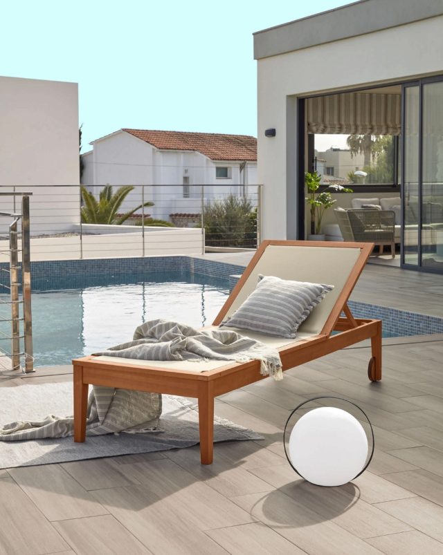 Skab din egen afslappende oase med Caterin liggestolen fra Kave Home ☀️🌿✨⁠
⁠
Det smukke eukalyptustræ og den beige tekstil giver liggestolen et varmt og elegant look, der passer perfekt til terrassen, haven eller ved poolen 🤎🏡🌾⁠
⁠
Ryglænet kan justeres i fire positioner, så du nemt kan finde den perfekte stilling til solbadning, afslapning eller en god bog 📖☀️☁️⁠
⁠
Caterin kan foldes sammen og har hjul, så den er nem at flytte rundt og opbevare, når du ikke bruger den 🚲✨⁠
⁠
Perfekt til lange sommerdage og rolige stunder i solen 🌙🤍🌿⁠
⁠
Find den på likehome.dk ✨⁠
⁠
⁠
#sommer #sommerstemning #udendørsmøbler #havemøbler⁠
#terrasse #udendørsindretning⁠
#boliginspiration #likehome
