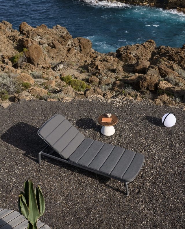 Nyd sommeren med stil i Marcona liggestolen fra Kave Home ☀️🖤✨⁠
⁠
Det grafitfarvede design og den sorte aluminiumsramme giver liggestolen et moderne og eksklusivt look, der passer perfekt til terrassen eller poolområdet 🌿🏡⁠
⁠
Ryglænet kan justeres i fire positioner, så du nemt kan finde den perfekte stilling til afslapning, solbadning eller en god bog 📖☁️🌙⁠
⁠
Den bløde hynde gør stolen ekstra behagelig, mens de praktiske hjul gør den nem at flytte rundt efter solen ☀️🛞🤍⁠
⁠
Et stilrent valg til lange sommerdage og rolige stunder udendørs ✨🌾🖤⁠
⁠
Find den på likehome.dk⁠
⁠
⁠
#sommer #sommerstemning #udendørsmøbler #havemøbler⁠
#terrasse #udendørsindretning⁠
#boliginspiration #likehome