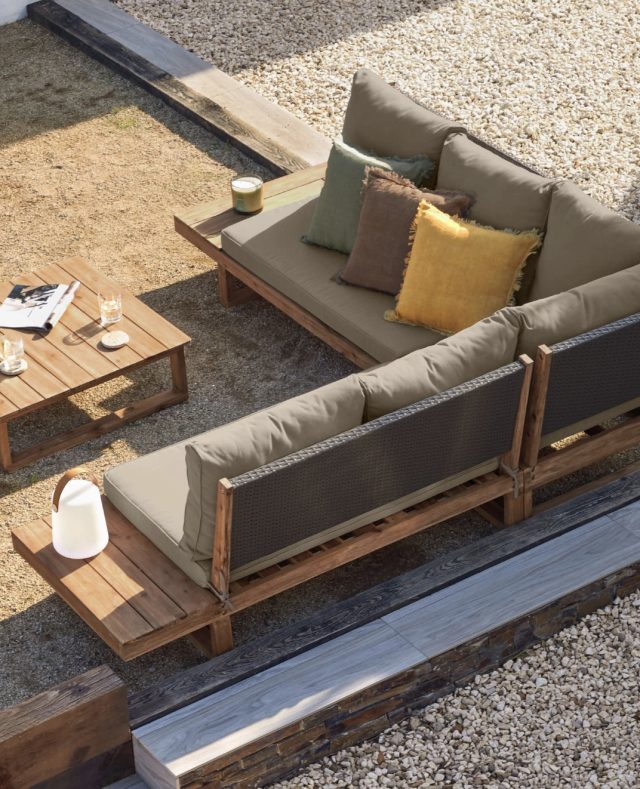 ☀️ Skabt til sommerens bedste stunder ☀️⁠
⁠
Flaviina hjørnesofaen fra Kave Home er perfekt til hyggelige dage og lange sommeraftener på terrassen.⁠
Det smukke træ og de bløde hynder skaber et varmt og indbydende loungeområde, hvor der er plads til hele familien eller gode venner 🌿🤍⁠
⁠
Sofabord, puder og hynder medfølger, så du får alt, du skal bruge til et afslappet og stilfuldt uderum 🍹✨⁠
⁠
Perfekt til dig, der drømmer om masser af hygge og god stemning udenfor 🌾⁠
⁠
Find den på likehome.dk ✨⁠
⁠
⁠
#sommer #sommerstemning #udendørsmøbler #havemøbler⁠
#terrasse #udendørsindretning⁠
#boliginspiration #likehome⁠