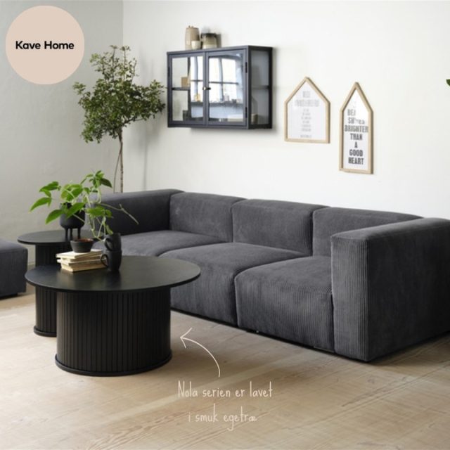 Skab et stilrent og roligt udtryk i stuen med Nola sofabordet 🤍✨⁠
⁠
De rene linjer, den mørke træfinish og det minimalistiske design giver bordet et moderne og tidløst look, som passer perfekt ind i det nordiske hjem 🌿⁠
⁠
Nola sofabordet kombinerer funktion og æstetik på smukkeste vis og skaber den perfekte ramme til hyggelige aftener, stille morgener og små hverdagsøjeblikke ☕🖤⁠
⁠
Et elegant statement til stuen, hvor naturlige materialer og moderne design går hånd i hånd ✨⁠
⁠
Find det på likehome.dk⁠
⁠
#stue #sofabord #nordiskdesign #boliginspiration #interiør #modernehjem #likehome