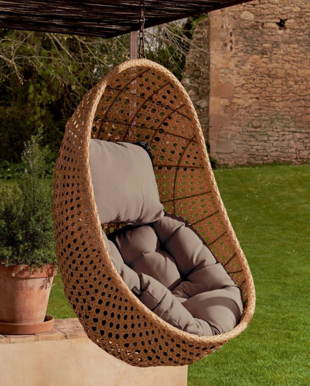 Læn dig tilbage og nyd sommerens rolige øjeblikke ☀️🌿⁠
⁠
Cira hængestolen fra Kave Home kombinerer komfort, naturlige materialer og et tidløst design, der skaber den perfekte plads til afslapning 🤍⁠
⁠
Den elegante kombination af polyrattan og rattan giver et let og indbydende udtryk, mens de bløde hynder inviterer til lange sommerdage med en god bog, en kop kaffe eller bare et øjebliks ro ✨⁠
⁠
Perfekt til terrassen, altanen eller et hyggeligt hjørne i haven, hvor du kan nyde sommeren i dit eget tempo 🌾☀️⁠
⁠
Find den på likehome.dk 🤍⁠
⁠
#terrasse #haengestol #udendørsmøbler #sommer #havemøbler #boliginspiration #nordiskdesign #likehome