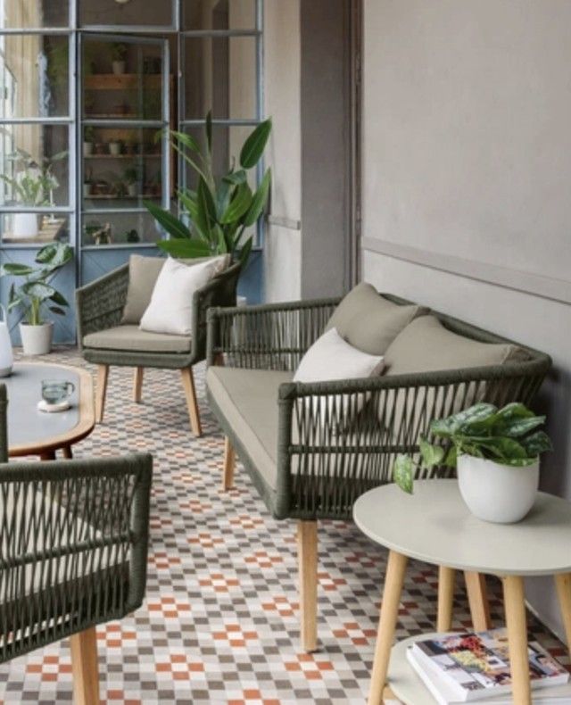 🌿 Skabt til hyggelige stunder og grønne omgivelser 🌿⁠
⁠
Inti sofasættet fra Kave Home skaber en rolig og indbydende oase på terrassen eller i det overdækkede uderum.⁠
De smukke grønne nuancer, de håndflettede detaljer og det varme akacietræ giver sættet et naturligt og elegant udtryk ☀️🤍⁠
⁠
Med plads til fire personer er Inti perfekt til afslapning, sommerdrinks og lange aftener med dem, du holder af 🍹✨⁠
⁠
De bløde, aftagelige puder gør sættet ekstra komfortabelt og nemt at holde pænt hele sommeren 🌾⁠
⁠
Find det på likehome.dk ✨⁠
⁠
⁠
#sommer #sommerstemning #udendørsmøbler #havemøbler⁠
#terrasse #udendørsindretning⁠
#boliginspiration #likehome