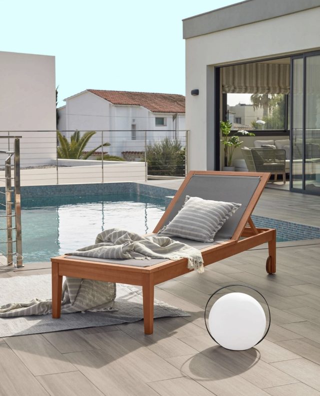 Find din plads i solen med Caterin liggestolen fra Kave Home ☀️🤍✨⁠
⁠
Caterin er den perfekte liggestol til lange sommerdage i haven eller på terrassen 🌿🏡 Med fire justerbare positioner kan du nemt finde den mest behagelige måde at slappe af på ☁️📖⁠
⁠
De praktiske hjul gør den let at flytte rundt, så du altid kan følge solen eller finde skyggen 🌤️🛞⁠
⁠
Fås i både grå og hvid og har et stilrent design, der passer perfekt ind i ethvert uderum 🤍🩶🌾⁠
⁠
Find den på likehome.dk ✨⁠
⁠
#sommer #sommerstemning #udendørsmøbler #havemøbler⁠
#terrasse #udendørsindretning⁠
#boliginspiration #likehome