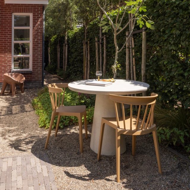 ☀️ Samlingspunktet for sommerens bedste stunder⁠
⁠
Collection-havebordet kombinerer et moderne udtryk med rå, naturlige materialer og skaber en rolig base for livet udendørs.⁠
⁠
Den runde form gør det nemt at samles, mens den naturlige beton tilfører et eksklusivt og tidløst look ✨⁠
⁠
Perfekt til lange sommeraftener, gode samtaler og hyggelige måltider under åben himmel 🤍⁠
⁠
#terrasseinspiration #havebord #udendoersmoebler #outdoorliving #sommerstemning #boliginspiration #likehome