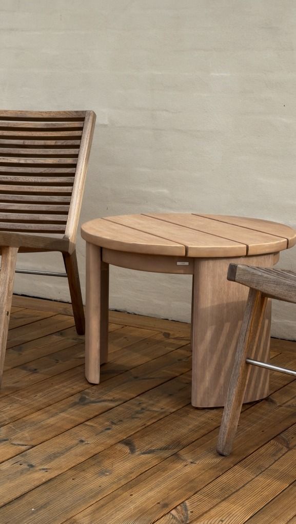 🌿 Fra kasse til terrasse. 🌿⁠
⁠
Xoriguer sidebordet fra Kave Home er skabt til de små øjeblikke, der gør sommeren lidt bedre. Se det tage form og blive en naturlig del af uderummet 🤍⁠
⁠
Find det på likehome.dk.⁠
⁠
🤍 Bliv gratis medlem af Likehomes kundeklub og få 10 % rabat på produkter, der ikke allerede er sat ned.⁠
⁠
#kavehome #terrasse #udendørsmøbler #reels #boliginspiration #likehome