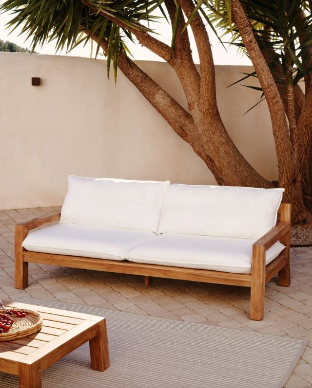 ☀️ Sommerens nye favoritplads⁠
⁠
Forcanera kombinerer smukt teaktræ, bløde hynder og et tidløst design, der passer perfekt til lange sommeraftener på terrassen.⁠
⁠
Skabt til afslapning, gode samtaler og øjeblikke, der varer lidt længere ✨⁠
⁠
Hvem ville du invitere til at dele pladsen med? 🤍⁠
⁠
#terrasseinspiration #udendoersmoebler #outdoorliving #sommerstemning #likehome