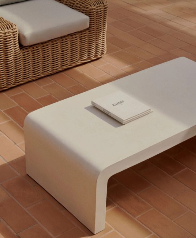 🤍 Enkelt design. Stor effekt.⁠
⁠
Aiguablava sofabordet kombinerer rene linjer og naturlige materialer i et tidløst udtryk, der passer perfekt til moderne uderum.⁠
⁠
Den elegante cementoverflade tilfører karakter og ro, mens det minimalistiske design gør bordet til et naturligt samlingspunkt på terrassen ✨⁠
⁠
Perfekt til sommerens afslappede stunder, gode samtaler og lange aftener under åben himmel ☀️⁠
⁠
#terrasseinspiration #sofabord #udendoersmoebler #outdoorliving #sommerstemning #boliginspiration #likehome