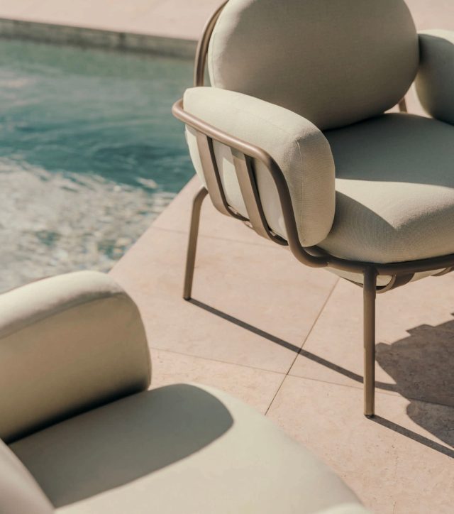 🌿 Skabt til afslapning under åben himmel⁠
⁠
Joncols lænestolen kombinerer bløde former, naturlige nuancer og høj komfort i et design, der passer perfekt til terrassen, altanen eller haven.⁠
⁠
De grønne og beige toner skaber en rolig og indbydende stemning, mens det elegante udtryk gør stolen nem at integrere i ethvert uderum ✨⁠
⁠
Et oplagt valg til sommerens rolige stunder med en god bog, en kop kaffe eller bare lidt tid i solen ☀️🤍⁠
⁠
#terrasseinspiration #udendoersmoebler #laenestol #outdoorliving #sommerstemning #boliginspiration #likehome