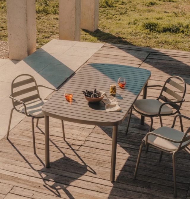 ☀️ Gør plads til sommerens hyggelige stunder⁠
⁠
Joncols spisebordet kombinerer et enkelt og moderne design med en smuk grøn farve, der bringer naturen tættere på dit uderum 🌿⁠
⁠
Det elegante aluminiumsdesign gør bordet både holdbart og let i udtrykket, perfekt til alt fra morgenkaffen i solen til lange middage med familie og venner.⁠
⁠
Et tidløst samlingspunkt til terrassen, hvor gode øjeblikke får lov til at vare lidt længere ✨🤍⁠
⁠
#terrasseinspiration #udendoersmoebler #spisebord #outdoorliving #sommerstemning #boliginspiration #likehome