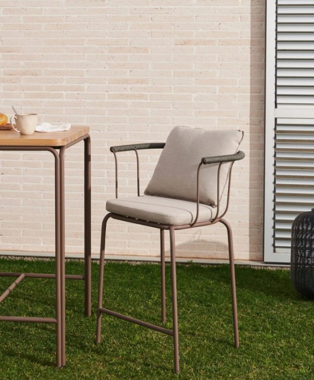 🌿 Små detaljer kan gøre en stor forskel⁠
⁠
Salguer barstolen kombinerer naturlige farver, lette materialer og et moderne design, der passer perfekt til sommerens uderum.⁠
⁠
De varme nuancer og det elegante udtryk skaber en afslappet stemning, uanset om den står ved et udendørs barbord, på terrassen eller som en del af et hyggeligt loungeområde ☀️⁠
⁠
Et stilfuldt valg til dig, der ønsker at kombinere komfort og design i sommerens mange hyggelige stunder ✨🤍⁠
⁠
#terrasseinspiration #barstol #udendoersmoebler #outdoorliving #sommerstemning #boliginspiration #likehome
