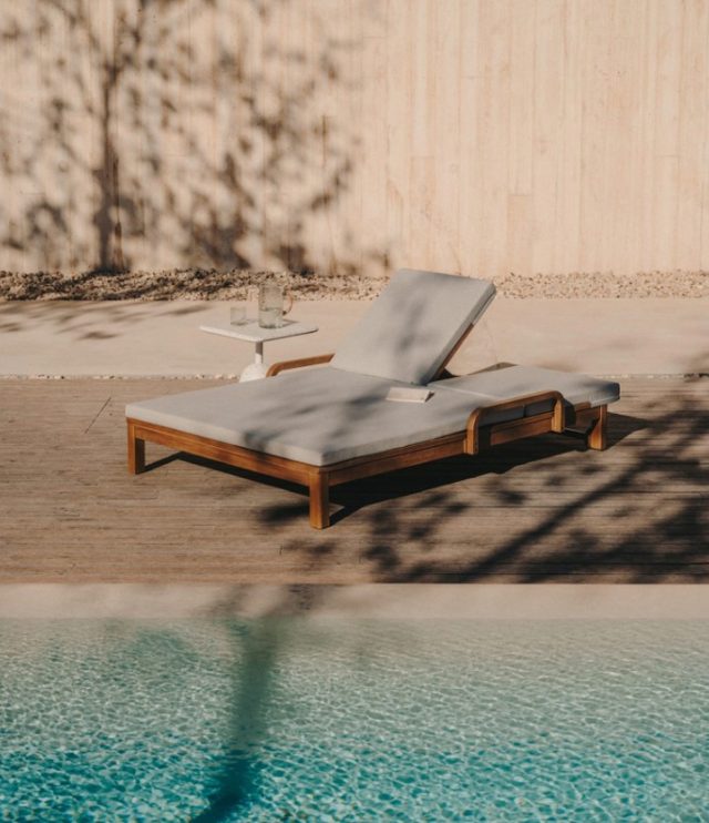☀️ Sommerens bedste plads i solen⁠
⁠
Sonsaura liggestolen er skabt til rolige øjeblikke, afslapning og lange sommerdage under åben himmel.⁠
⁠
Det smukke eukalyptustræ kombineret med de bløde beige nuancer giver et naturligt og tidløst udtryk, der passer perfekt til terrassen eller poolområdet 🌿⁠
⁠
Læn dig tilbage, nyd solen og lad sommeren komme helt ned i tempo ✨🤍⁠
⁠
#terrasseinspiration #liggestol #udendoersmoebler #outdoorliving #sommerstemning #boliginspiration #likehome⁠