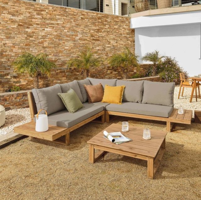 ☀️ Sommerens naturlige samlingspunkt⁠
⁠
Flaviina hjørnesofaen kombinerer smukt træ, bløde beige nuancer og et tidløst design, der skaber en afslappet og indbydende stemning på terrassen.⁠
⁠
Her er der plads til lange sommeraftener, gode samtaler og øjeblikke, hvor tempoet sættes lidt ned 🌿⁠
⁠
Et stilfuldt valg til dig, der ønsker at skabe et uderum med både komfort og karakter ✨🤍⁠
⁠
#terrasseinspiration #udendoersmoebler #loungestemning #outdoorliving #sommerstemning #boliginspiration #likehome