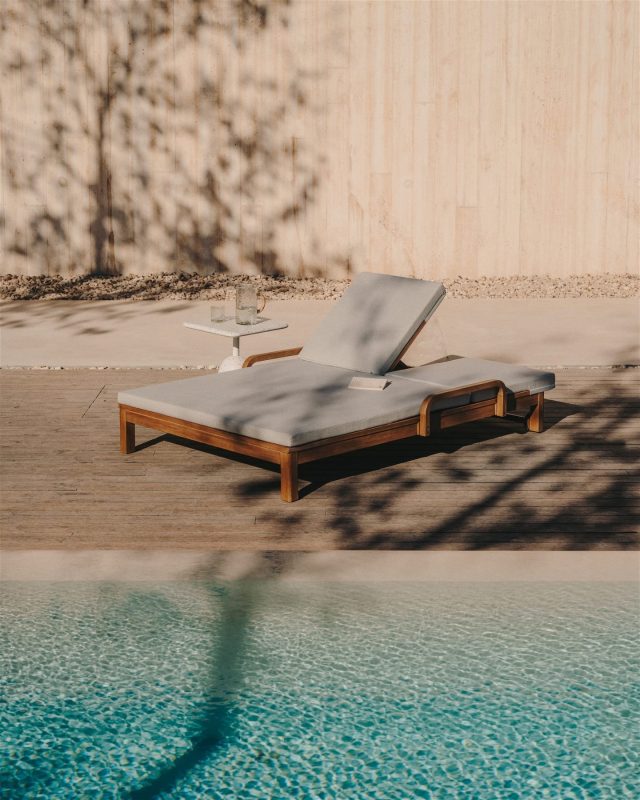 ☀️ Sommerens favorit til terrassen ☀️⁠
⁠
Sonsaura liggestolen fra Kave Home kombinerer elegant design, smukt eukalyptustræ og bløde hynder, der inviterer til afslapning i solen 🤍⁠
⁠
En af vores mest populære udendørsmøbler i 2026 og et oplagt valg til sommerens rolige stunder 🌿✨⁠
⁠
Find den på likehome.dk 🤍⁠
⁠
#kavehome #liggestol #terrasse #udendørsmøbler #havemøbler #sommer #boliginspiration #likehome