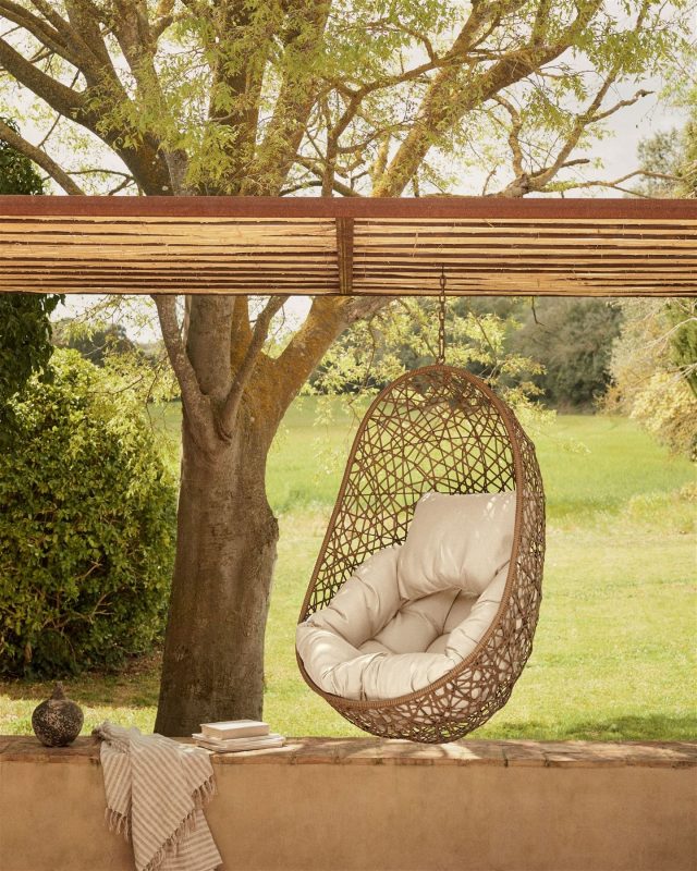 🌿 Dit nye yndlingssted i solen 🌿⁠
⁠
Florina hængestolen fra Kave Home kombinerer naturligt rattan med bløde hynder og et tidløst design, der skaber den perfekte plads til ro og afslapning på terrassen eller altanen 🤍⁠
⁠
Find den på likehome.dk ✨⁠
⁠
🤍 Bliv medlem af Likehomes kundeklub og få 10 % rabat på produkter, der ikke allerede er sat ned.⁠
⁠
#kavehome #hængestol #terrasse #udendørsmøbler #sommer #boliginspiration #nordiskdesign #likehome