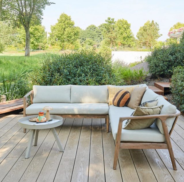 Skab en terrasse, du har lyst til at blive på hele dagen ☀️🌿⁠
⁠
Collection udendørs hjørnesofaen fra WOOOD kombinerer smukt akacietræ med bløde hynder og et tidløst design, der indbyder til afslapning og hyggelige stunder med dem, du holder af 🤍⁠
⁠
Den rummelige hjørnesofa skaber en varm og indbydende atmosfære, hvor der er plads til alt fra rolige morgener med en kop kaffe til lange sommeraftener under åben himmel ✨⁠
⁠
Find den på likehome.dk og gør terrassen klar til sommerens bedste øjeblikke ☀️⁠
⁠
#terrasse #udendørsmøbler #loungesofa #havemøbler #sommer #boliginspiration #nordiskdesign #woood #likehome⁠