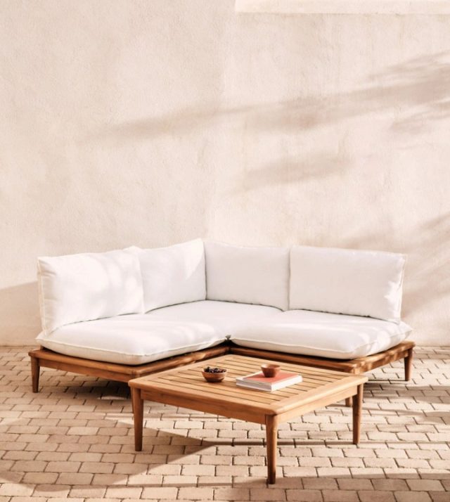 ☀️ Skab dit eget fristed under åben himmel⁠
⁠
Portitxol sofasættet kombinerer naturlige materialer, bløde former og tidløst design i et udtryk, der inviterer til afslapning og nærvær.⁠
⁠
Det smukke træ tilfører varme og karakter, mens de komfortable siddepladser gør det nemt at nyde lange sommeraftener med familie og venner 🌿⁠
⁠
Et stilfuldt samlingspunkt til terrassen, hvor gode stunder får lov til at vare lidt længere ✨🤍⁠
⁠
#terrasseinspiration #udendoersmoebler #loungestemning #outdoorliving #sommerstemning #boliginspiration #likehome