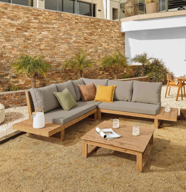 Skab rammerne for sommerens hyggeligste stunder ☀️🌿⁠
⁠
Flaviina udendørs hjørnesofaen fra **Kave Home** forener naturlige materialer, bløde former og et tidløst design, der gør terrassen til et sted, du har lyst til at være hele dagen 🤍⁠
⁠
Det solide træ tilfører varme og karakter, mens de lyse hynder skaber et roligt og indbydende udtryk, perfekt til alt fra afslappende eftermiddage i solen til lange sommeraftener med familie og venner ✨⁠
⁠
Læn dig tilbage, nyd øjeblikket, og lad Flaviina danne rammen om sommerens mange minder 🌙🍃⁠
⁠
Find den på likehome.dk og gør uderummet klar til sæsonen 🤍⁠
⁠
#terrasse #udendørsmøbler #havemøbler #loungesofa #sommer #boliginspiration #kavehome #nordiskdesign #likehome
