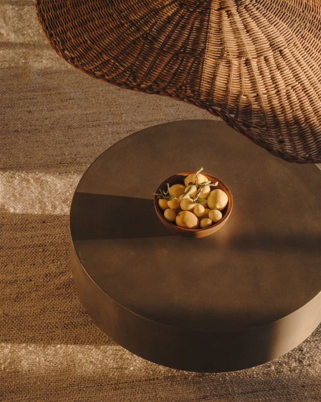 🌿 Små detaljer gør den store forskel 🌿⁠
⁠
Garbet sofabordet fra Kave Home kombinerer et enkelt design med et moderne udtryk i cement og er den perfekte afslutning på dit loungeområde under åben himmel 🤍⁠
⁠
Find det på likehome.dk ✨⁠
⁠
🤍 Bliv medlem af Likehomes kundeklub og få 10 % rabat på produkter, der ikke allerede er sat ned.⁠
⁠
#kavehome #sofabord #terrasse #udendørsmøbler #havemøbler #boliginspiration #sommer #likehome