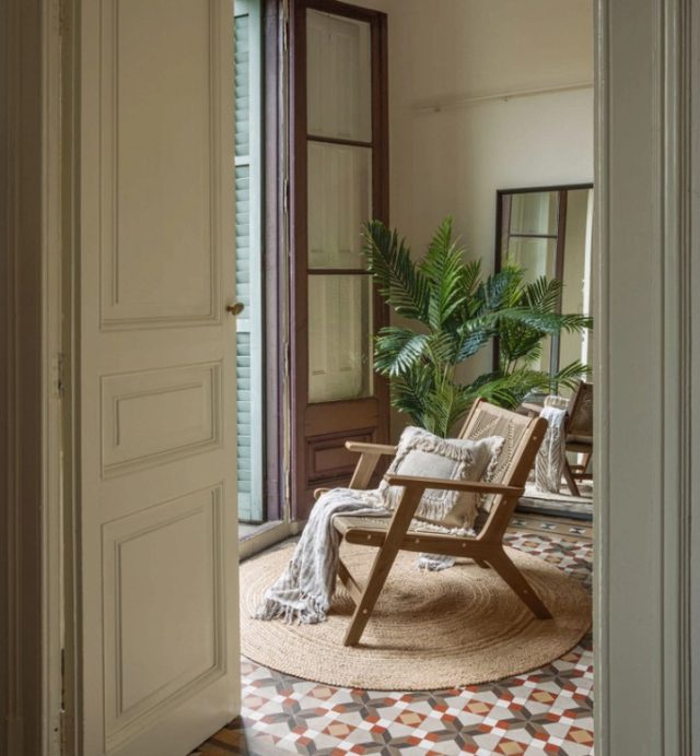 🌿 Et roligt hjørne til sommerens bedste stunder⁠
⁠
Geralda lænestolen kombinerer naturligt træ, bløde beige nuancer og et tidløst design, der passer perfekt til terrassen eller haven.⁠
⁠
Skabt til afslapning, nærvær og de øjeblikke, hvor du bare har lyst til at læne dig tilbage og nyde sommeren ☀️✨⁠
⁠
En smuk balance mellem komfort og naturlig elegance 🤍⁠
⁠
#terrasseinspiration #laenestol #udendoersmoebler #outdoorliving #sommerstemning #boliginspiration #likehome