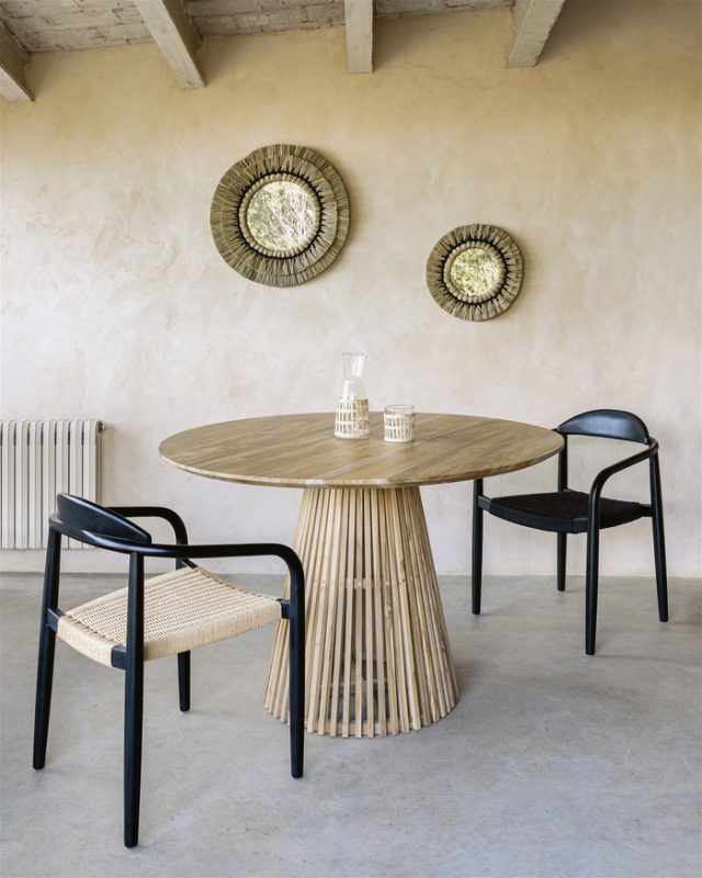 🤍 Samlingspunktet i hjemmet 🤍⁠
⁠
Jeanette spisebordet fra Kave Home er fremstillet i massivt træ og kombinerer et tidløst design med plads til hverdagens måltider og hyggelige stunder omkring bordet ✨⁠
⁠
Find det på likehome.dk.⁠
⁠
🤍 Bliv gratis medlem af Likehomes kundeklub og få 10 % rabat på produkter, der ikke allerede er sat ned.⁠
⁠
#kavehome #spisebord #spisestue #boliginspiration #massivttræ #likehome