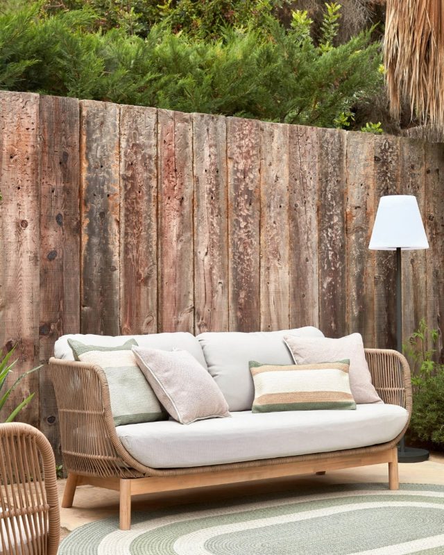 🌿 Skabt til afslapning og lange sommeraftener 🌿⁠
⁠
Catalina sofaen fra **Kave Home** kombinerer massivt akacietræ, håndflettede detaljer og bløde beige hynder i et elegant design, der skaber en varm og indbydende stemning på terrassen 🤍⁠
⁠
Perfekt til rolige morgener med en kop kaffe eller hyggelige aftener i godt selskab under åben himmel ☀️✨⁠
⁠
Find den på likehome.dk 🤍⁠
⁠
#sommer #terrasse #udendørsmøbler #havemøbler #kavehome #udendørsindretning #boliginspiration #likehome